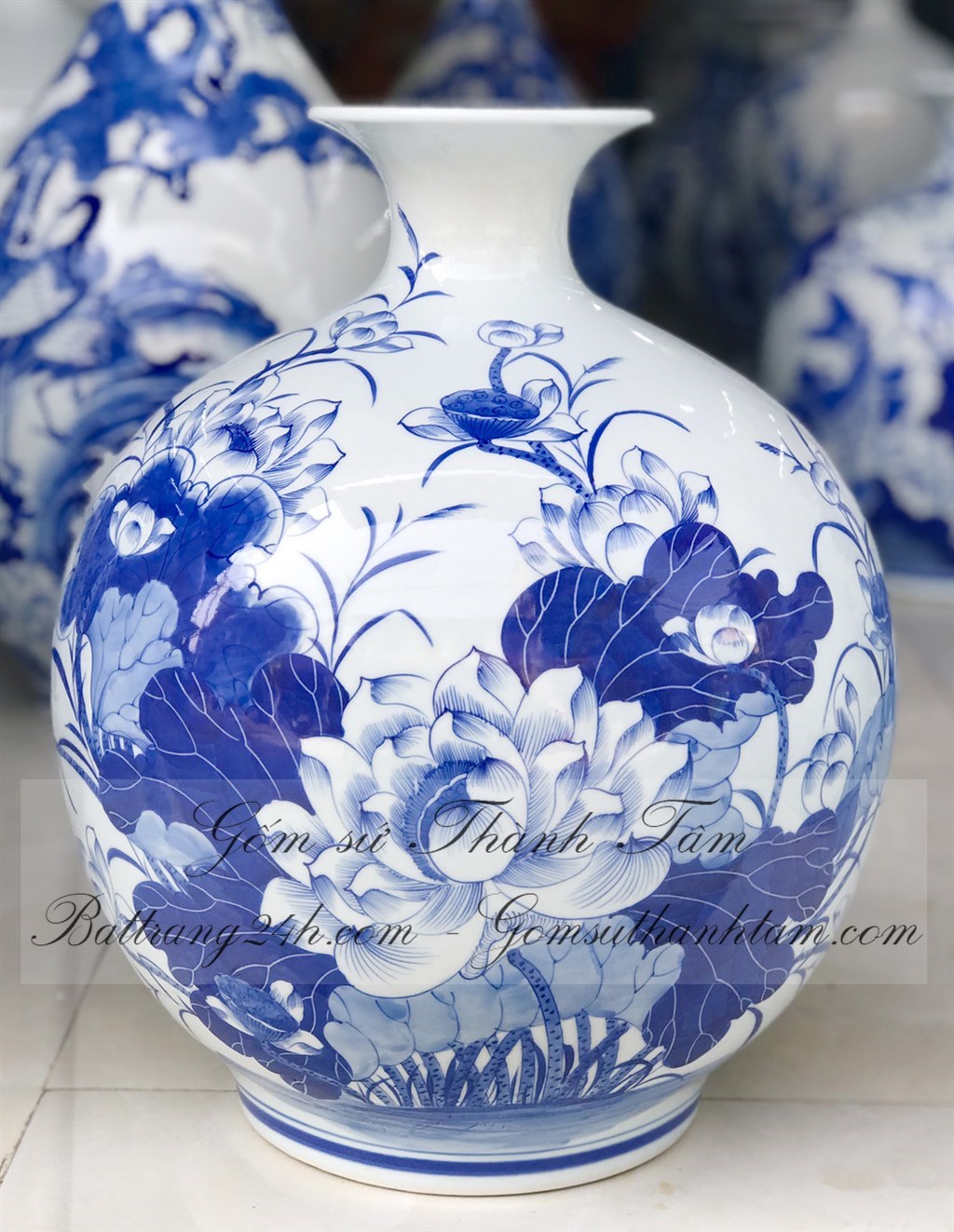 Bình hút tài lộc bằng gốm sứ Bát Tràng vẽ hoa men xanh giá rẻ